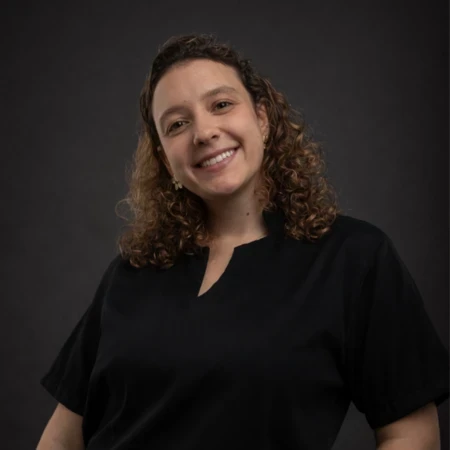 Dra. Renata Robertes — Fisioterapeuta especialista em neurodesenvolvimento infantil e terapias manuais
